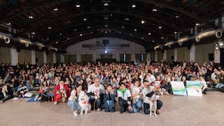 More than one hundred dog owners and their pets from all over Taiwan recently converged on Songshan Cultural and Creative Park for a charity premiere of the Hollywood film, A Dog’s Way Home.