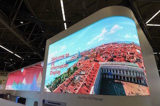 LG's booth at this year's CES show. As has long been expected, Korean manufacturer LG has announced plans to begin selling LED screens to mainstream movie theatres around the world.