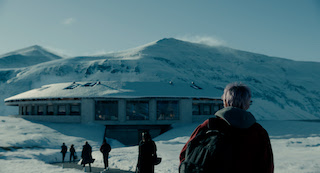 The hotel complex is a layered mix of practical locations, set builds and visual effects. Raff, who also served as Phosphene’s studio VFX supervisor, joined the series’ production team in scouting locations in Iceland. They chose an existing hotel located at the base of a snow-covered mountain range for the hotel’s first floor. A separate location, a hot springs in eastern Iceland, was selected for its curvy entryway